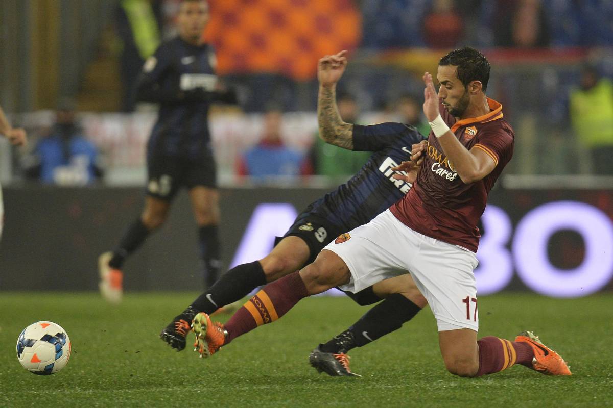 Mehdi Benatia e Mauro Icardi in un'azione di Inter-Roma