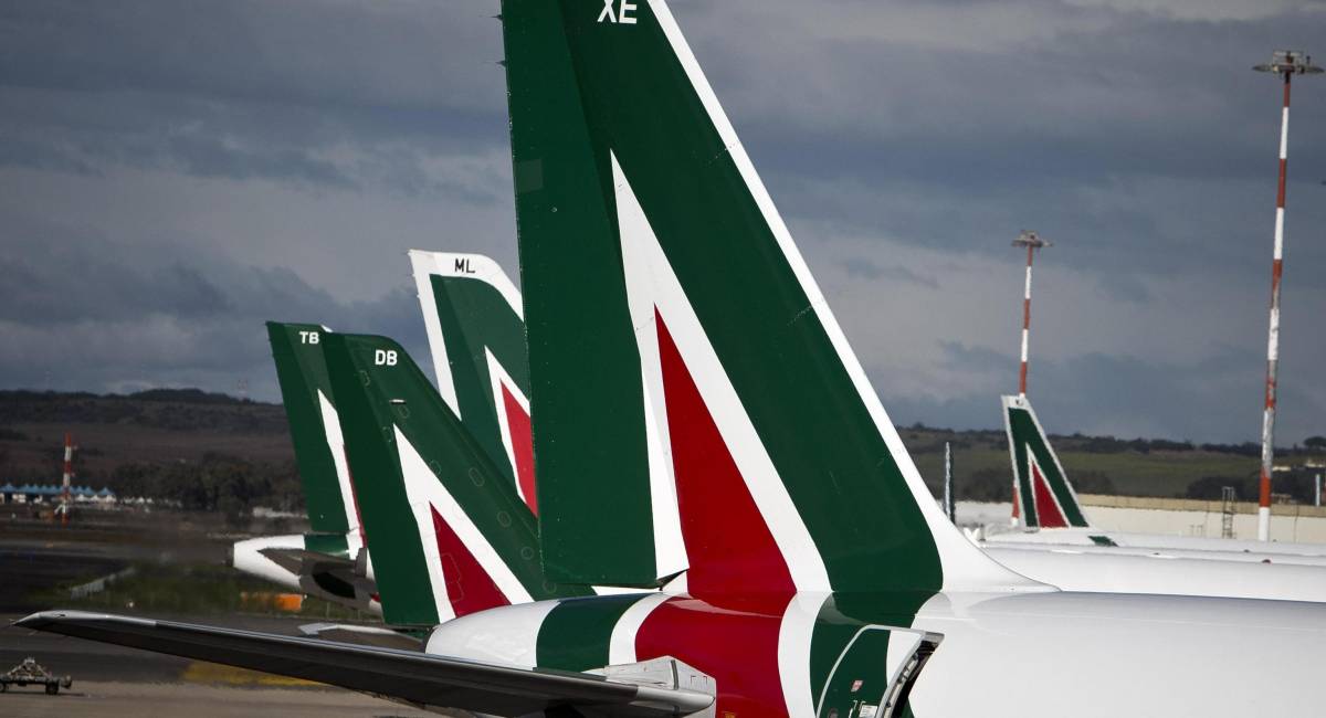 Renzi: "Lavoro su Alitalia" Ma non c'è nessun decreto