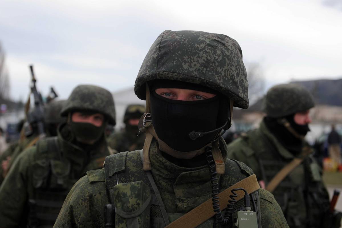 Crimea, militari russi assediano una caserma ucraina 
