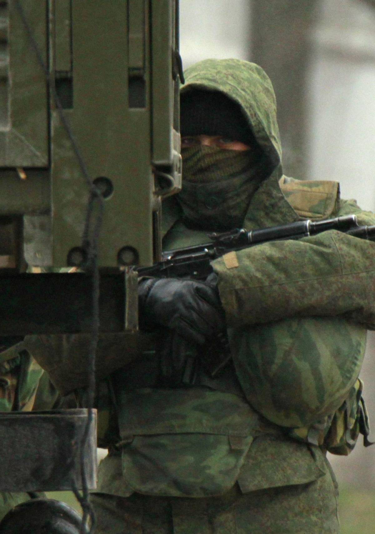 Un militare al servizio dei russi in azione in Crimea