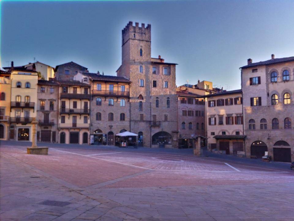 Il sindaco di Arezzo diventa imbianchino per ripulire i murales