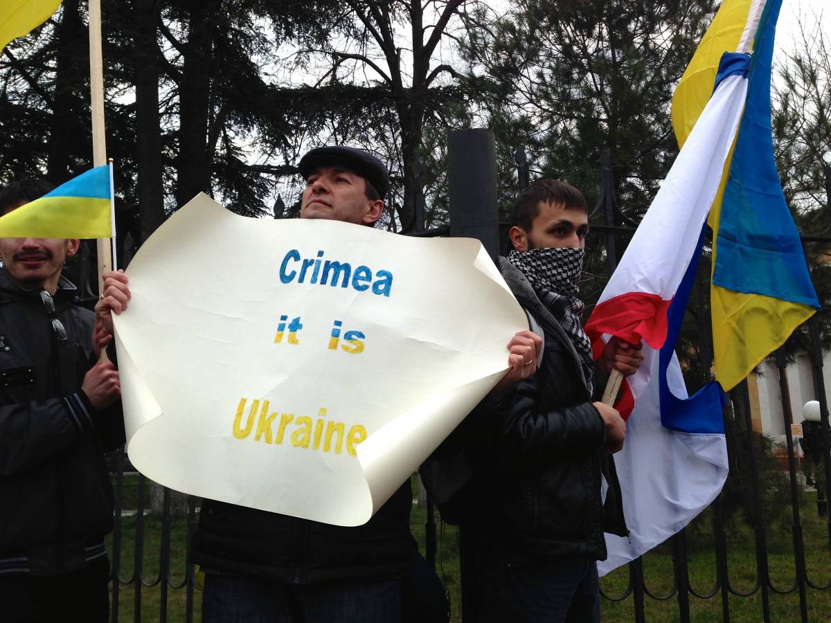 Manifestanti pro-Ucraina in piazza a Simferopoli