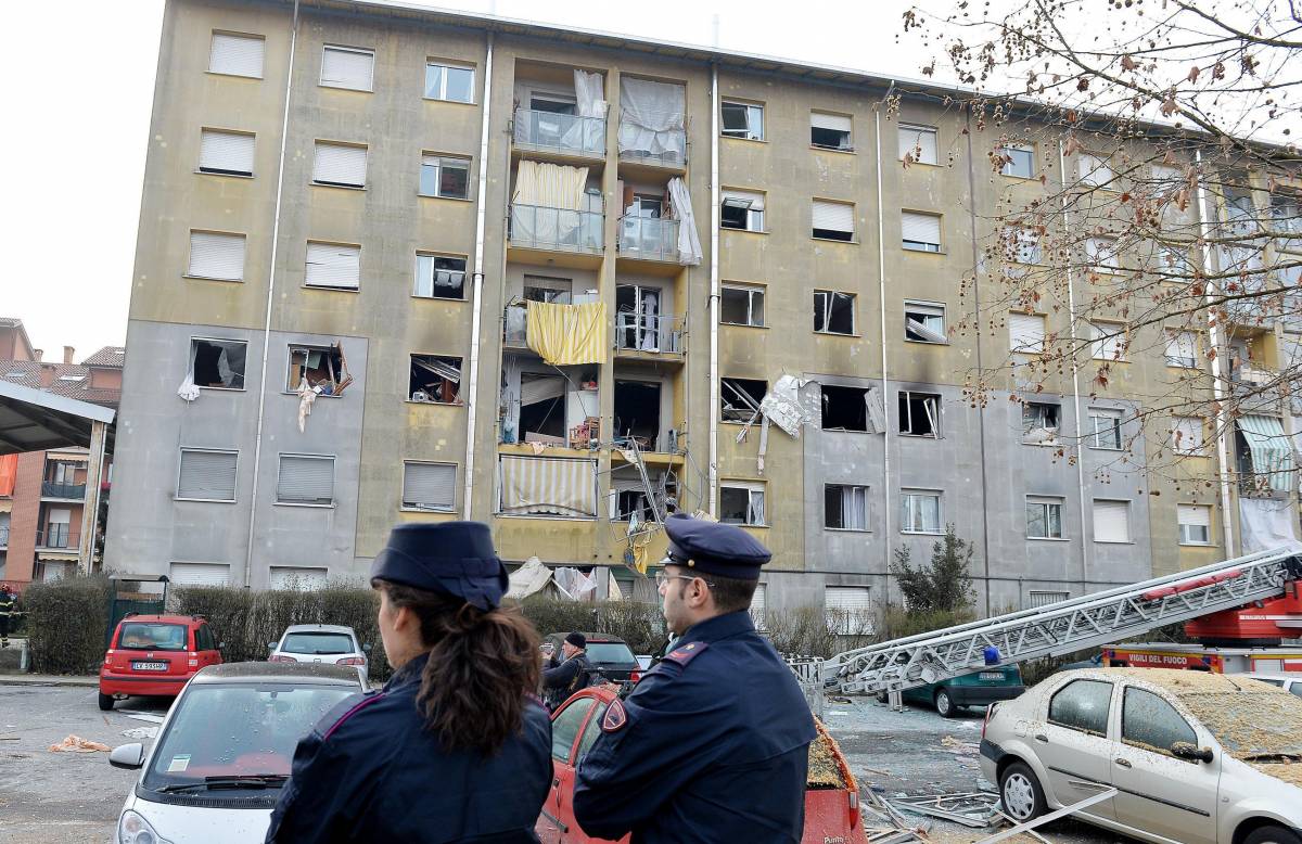 Torino, esplode una palazzina: 13 feriti, grave una donna
