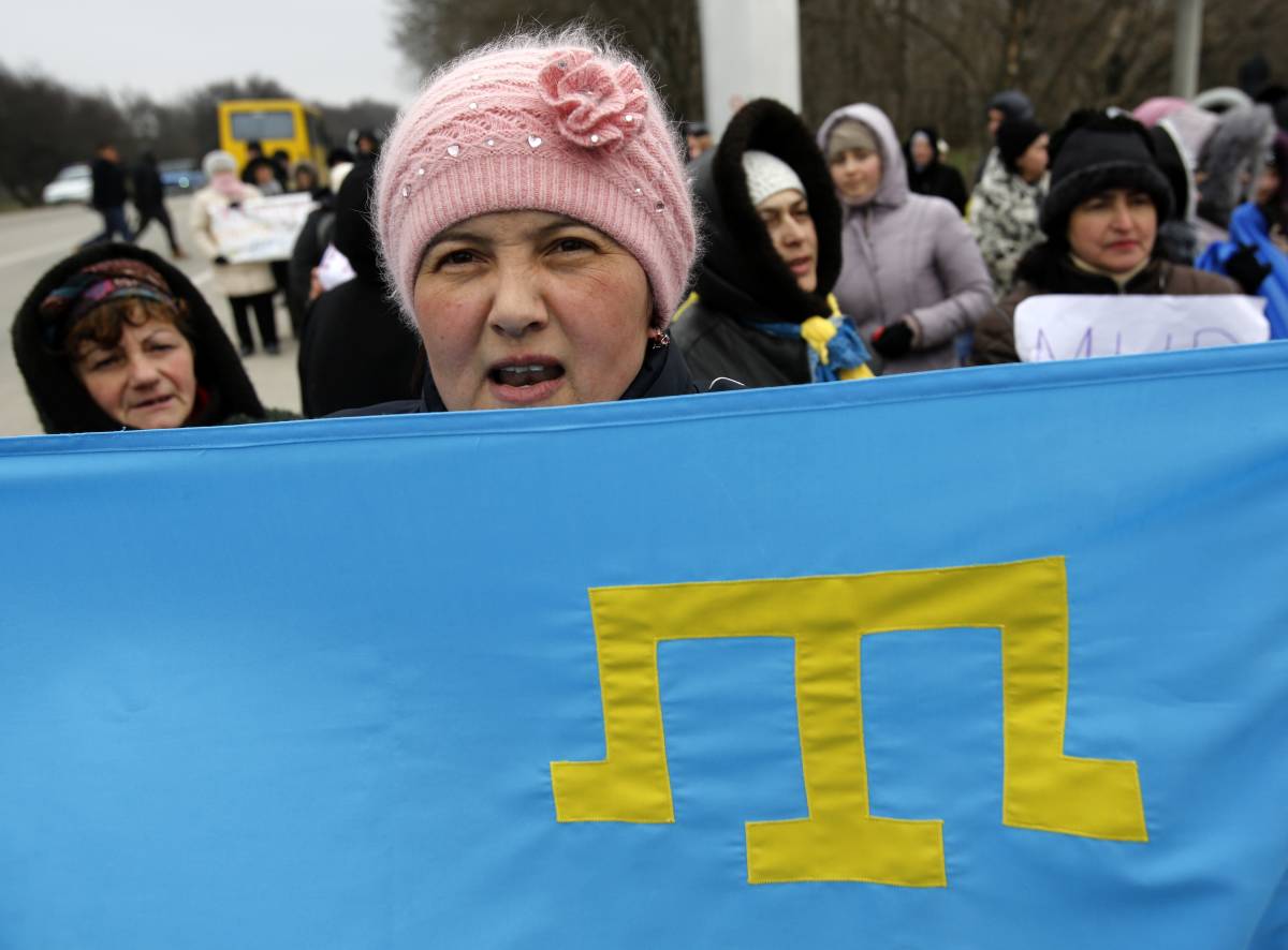 Manifestanti con la bandiera dei tatari a Simferopoli