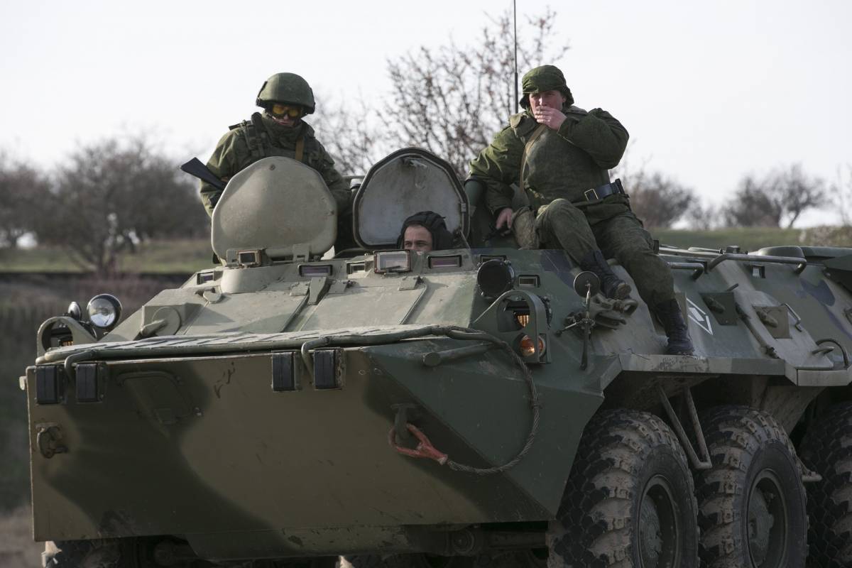 Soldati su un veicolo militare a Sebastopoli, in Crimea