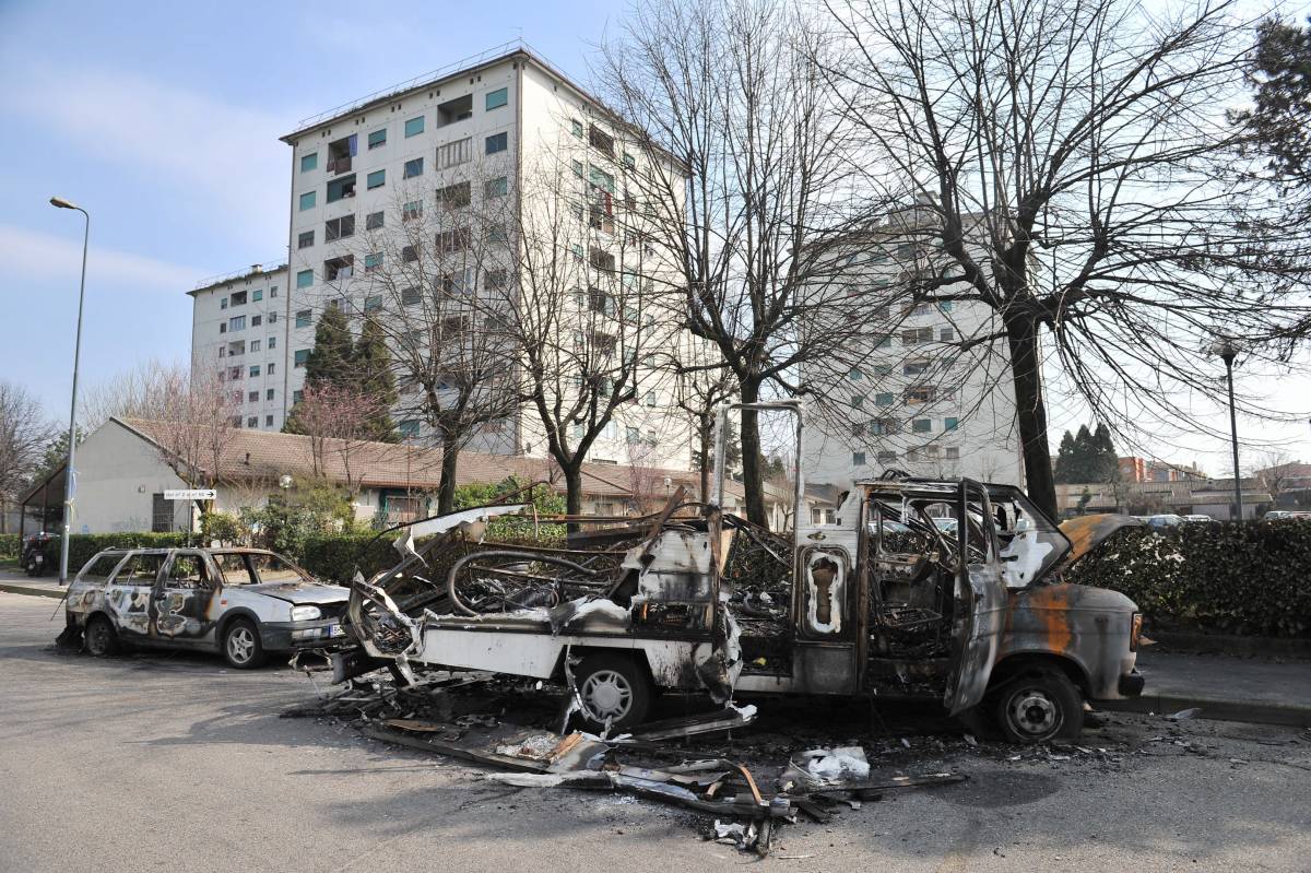 Auto bruciate nel quartiere Baggio