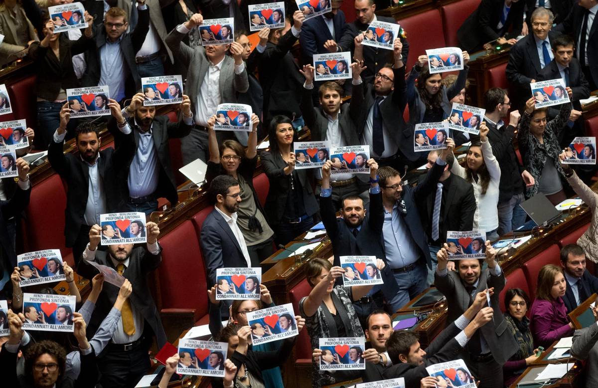 La protesta del M5S al termine della votazione sull'Italicum alla Camera