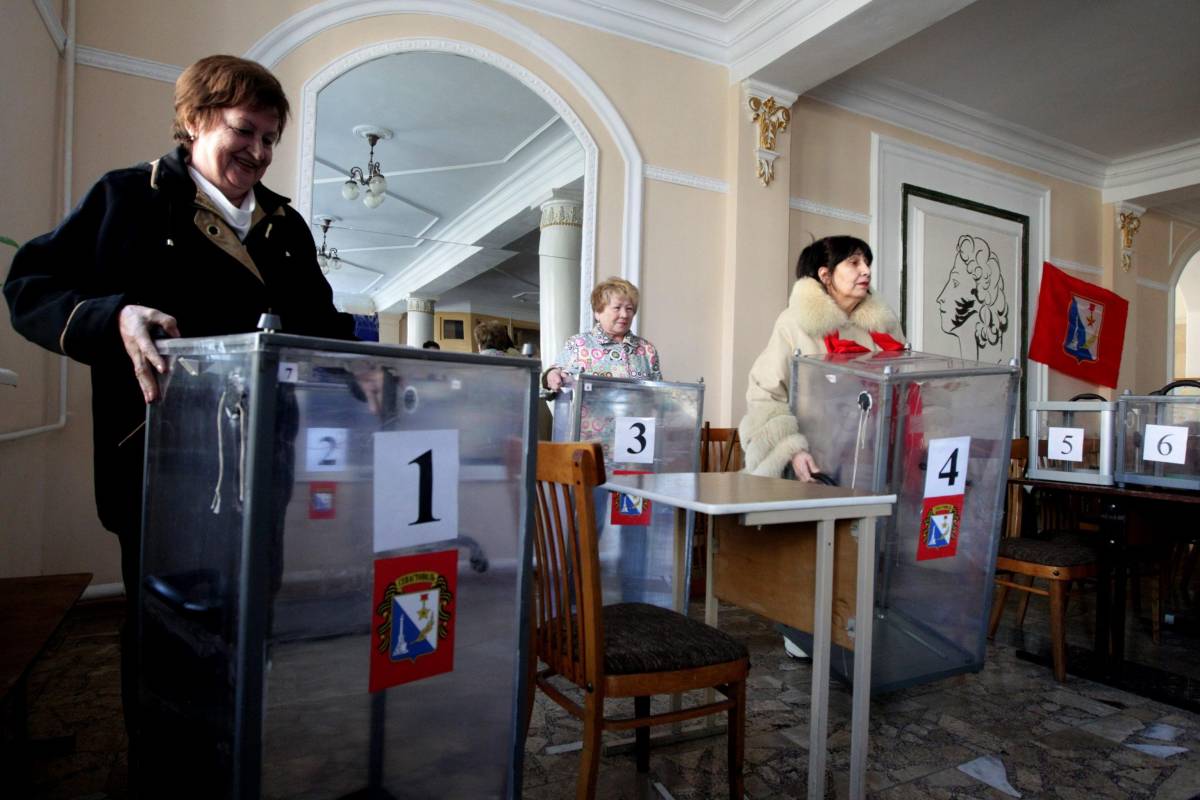 A Sebastopoli, in Crimea, si preparano le urne per il referendum
