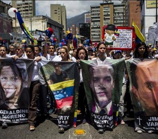Caracas muore di fame. E Maduro vieta la piazza