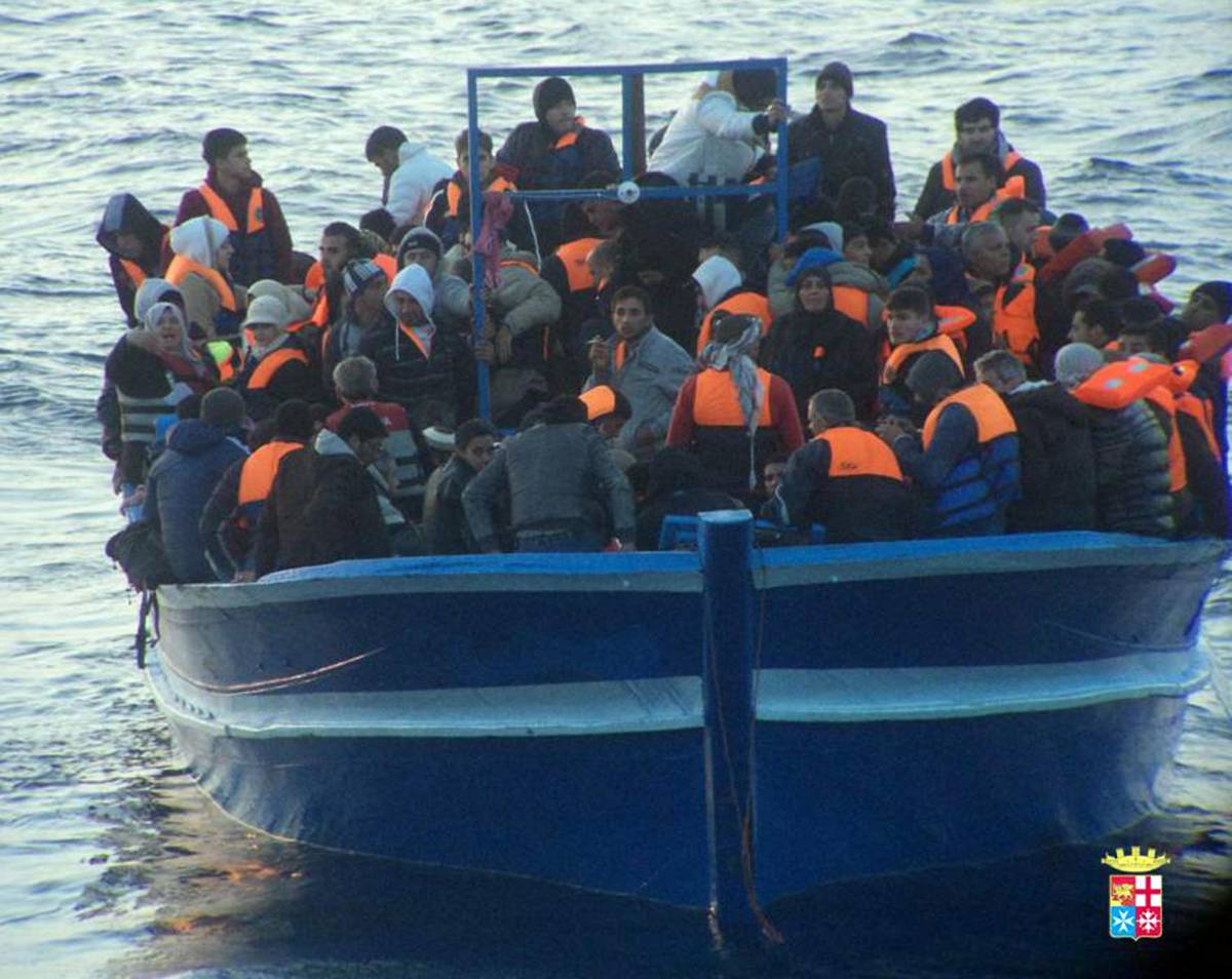 Immigrati arrivano in Grecia ma rifiutano di sbarcare: vogliono essere portati in Italia