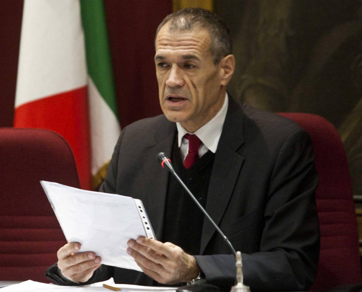 Cottarelli scopre le tasse: "L'80% della mia pensione va nelle casse dello Stato"