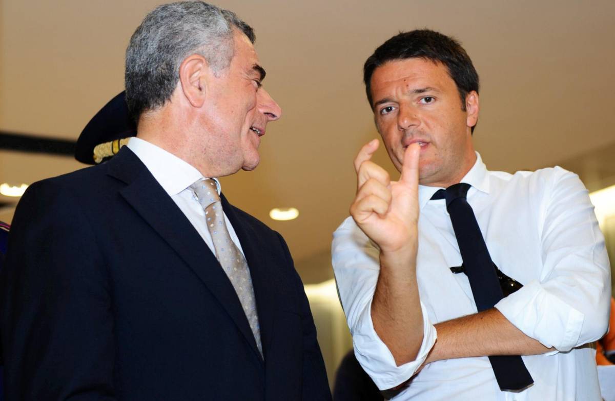Il premier Matteo Renzi e l'ad di Fs Mauro Moretti