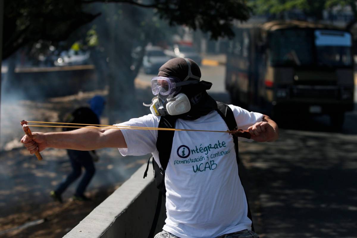 Caracas, manifestante fionda alla mano durante una protesta / 22.03