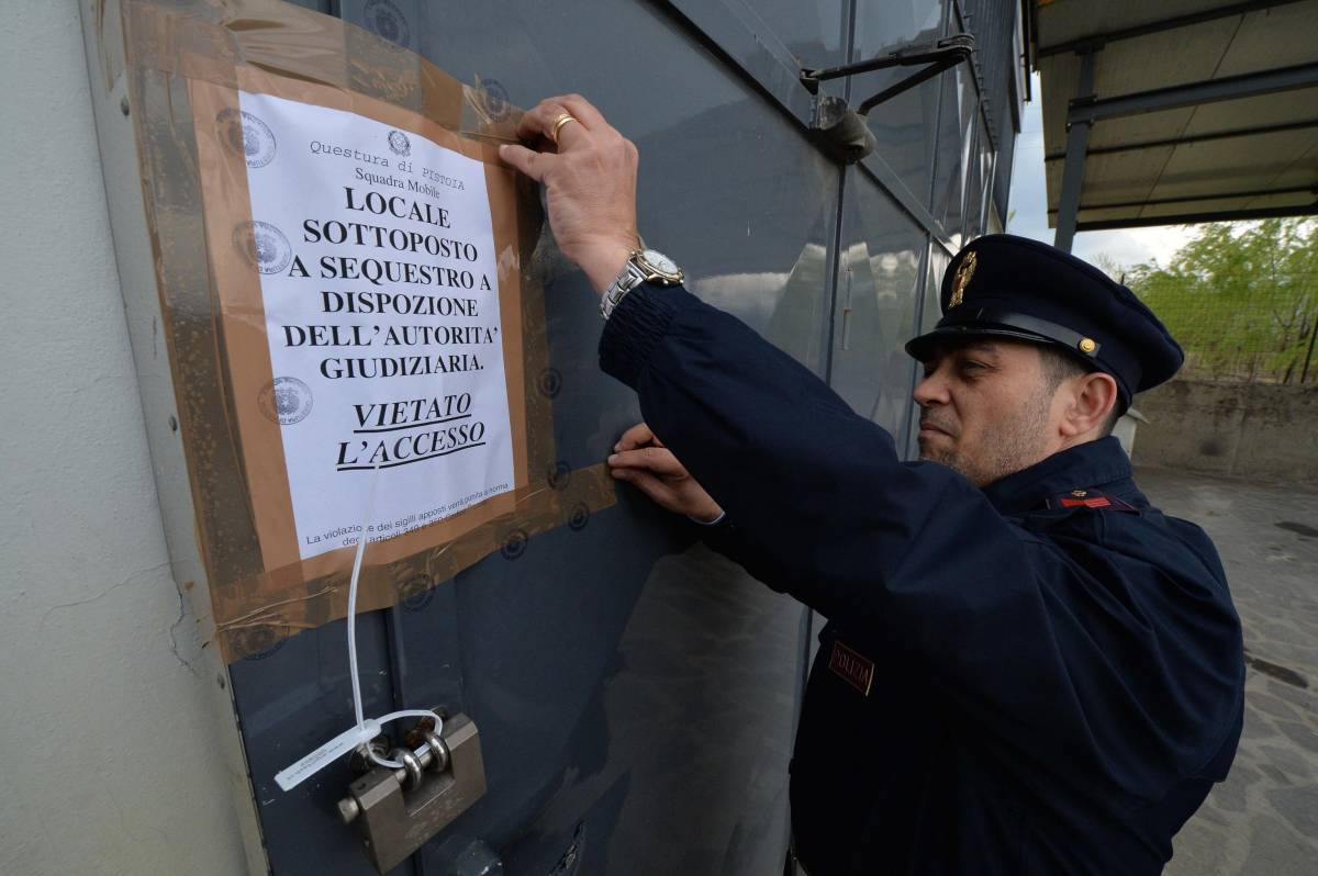 Polizia in via Pierucciani 8 durante il sopralluogo all'officina dove è avvenuto il ritrovamento dei resti del corpo di un uomo, parzialmente sciolti nell'acido