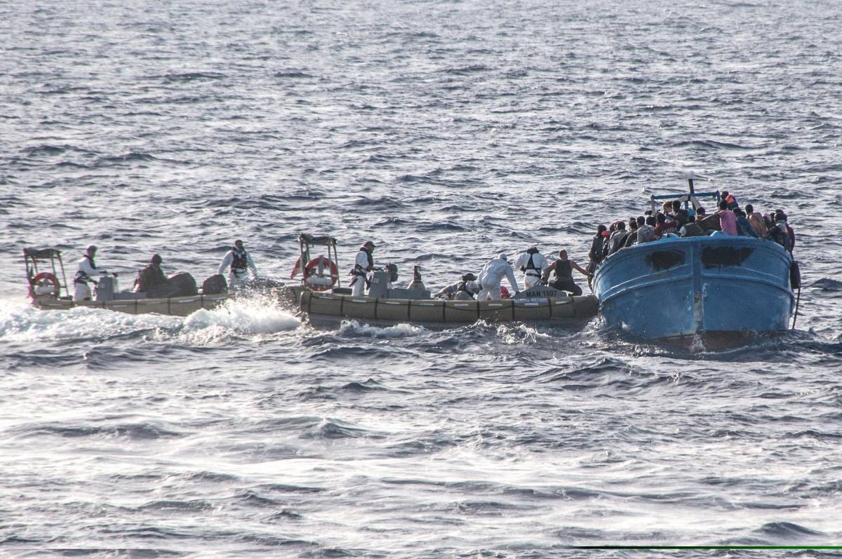 La Marina potrà affondare i barconi dei migranti