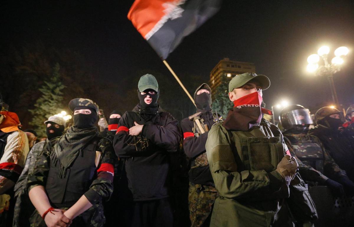Kiev disarma le milizie: colpo a nazionalisti e filorussi