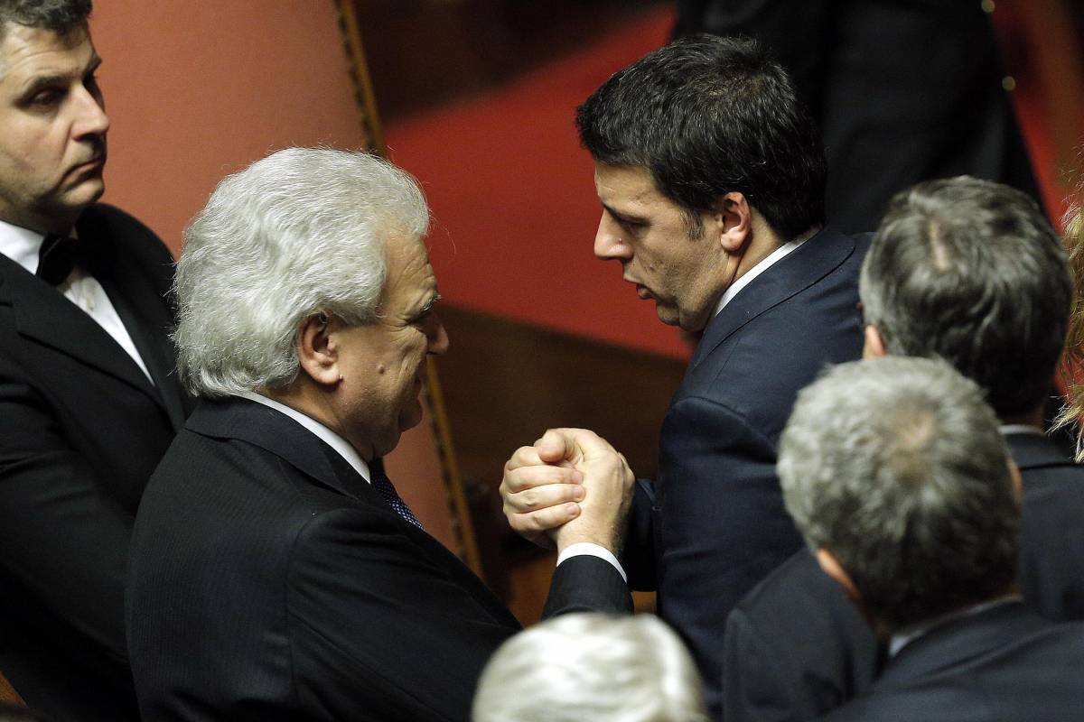 Il premier Matteo Renzi stringe la mano a Denis Verdini