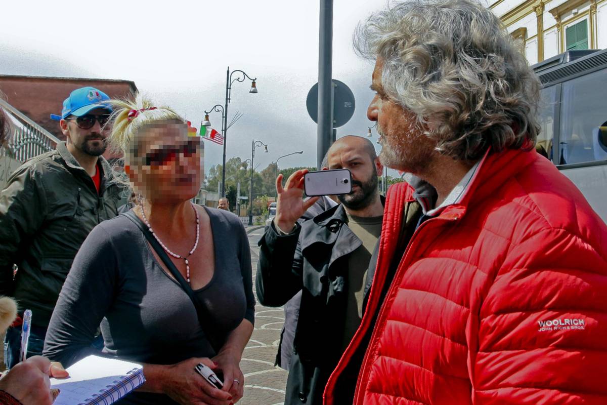 Beppe Grillo in visita a Pompei parla con una "lucciola"