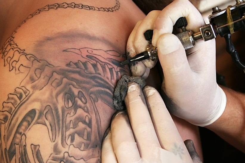 Tatuatori, pizzaioli, estetisti: i mestieri che battono la crisi