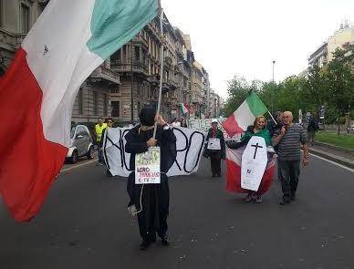 In piazza con il tricolore Un corteo contro la crisi