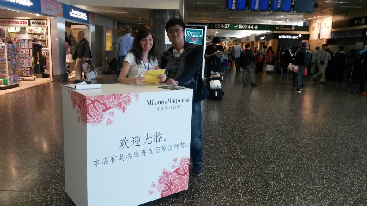 Malpensa, lo shopping helper assiste i passaggeri cinesi