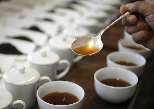 Cina, maestro elementare urina nel tè delle colleghe