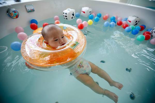 I pediatri: "I bimbi italiani navigano su Internet ma non sanno nuotare"