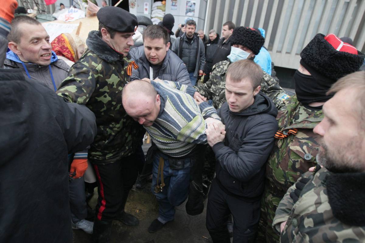Ucraina, forze speciali contro i filo russi a Slovyansk: morti e feriti