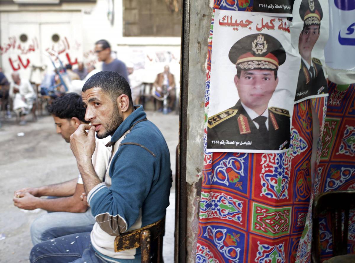 Cairo, un poster mostra al-Sisi in divisa da militare