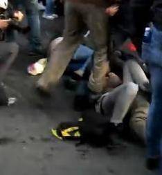 Identificato il poliziotto che calpesta la manifestanteL'agente si è «autodenunciato» in Questura