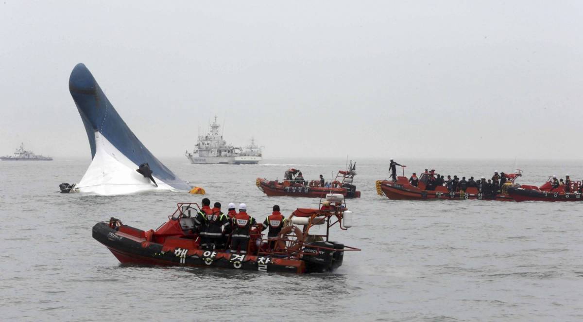 Affonda un traghetto in Sud Corea. Quattro morti, centinaia di dispersi