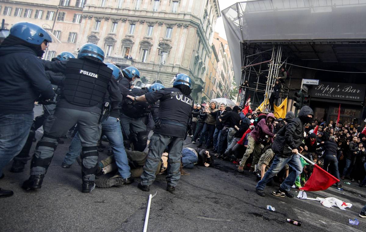 Un momento degli scontri della manifestazione del 12 aprile scorso a Roma