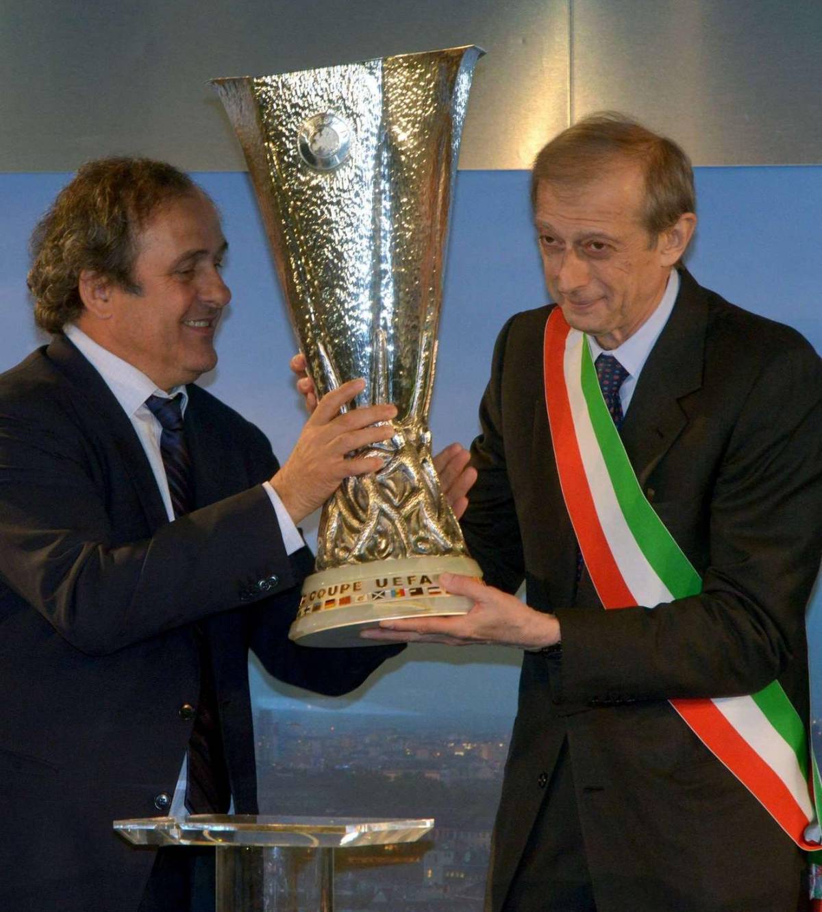 Michel Platini consegna il trofeo dell'Europa league al sindaco Piero Fassino