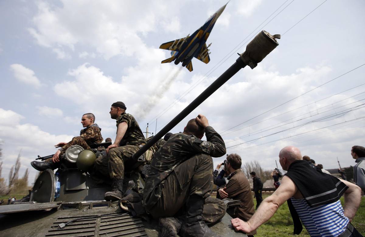 Kiev La Resa Dei Primi Soldati Consegnate Le Armi Ai Filorussi Kiev La Resa Dei Primi Soldati Consegnate Le Armi Ai Filorussi