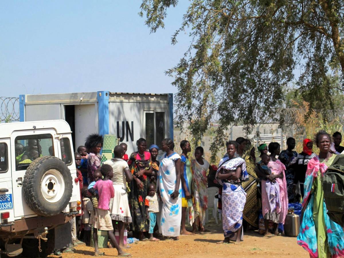 Civili al compound UNMISS vicino all'aeroporto di Juba