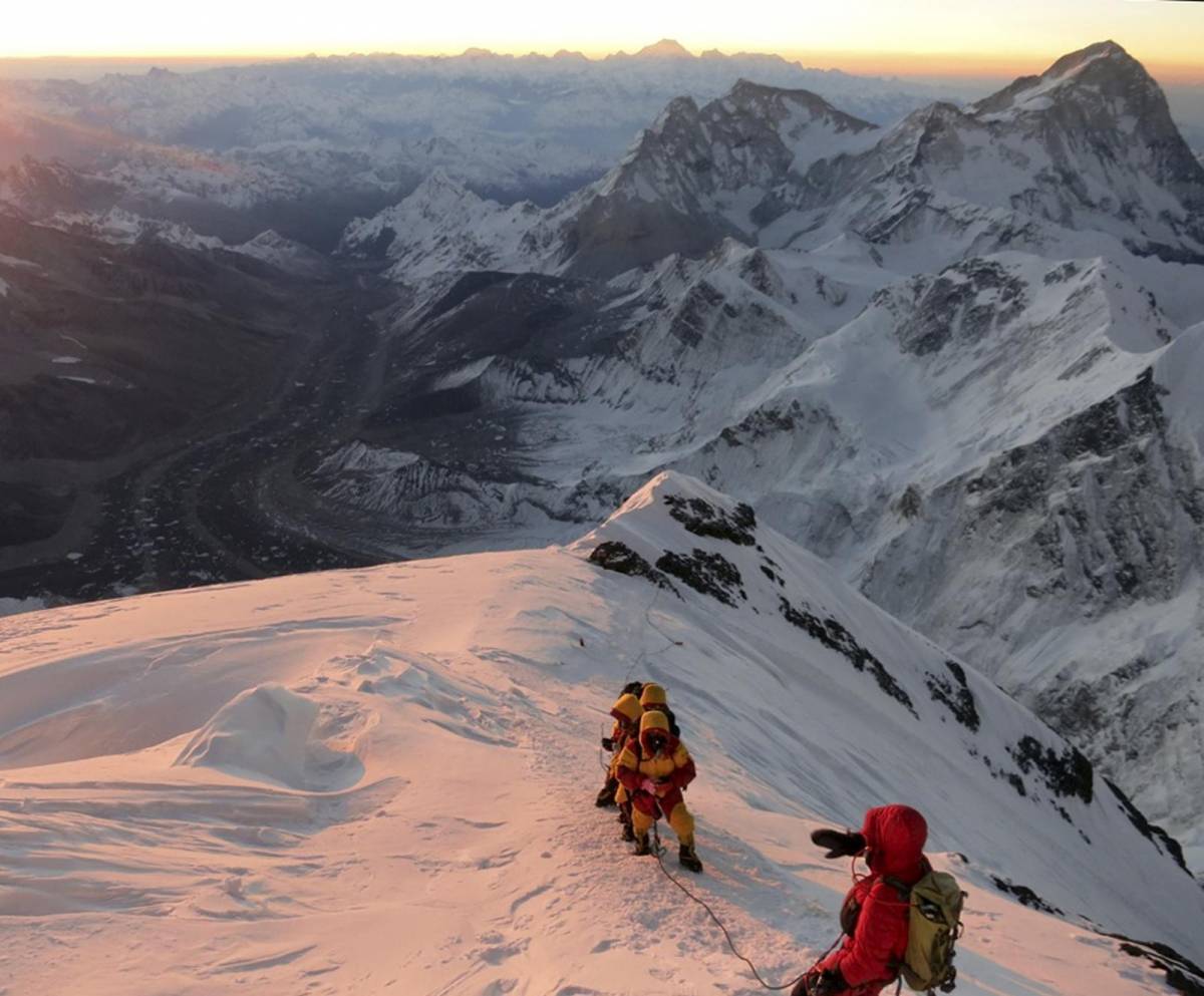 Valanga travolge «sherpa» sull'Everest: almeno 13 mortiLa peggior tragedia sul «tetto del mondo»