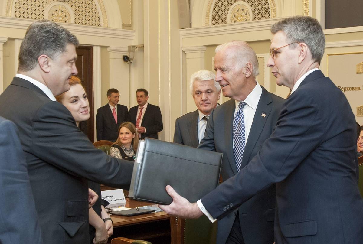 Petro Poroshenko (a sinistra) accoglie Joe Biden a Kiev