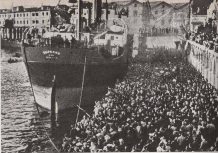 L’arrivo nel porto di Barcellona del piroscafo sovietico Zirianin