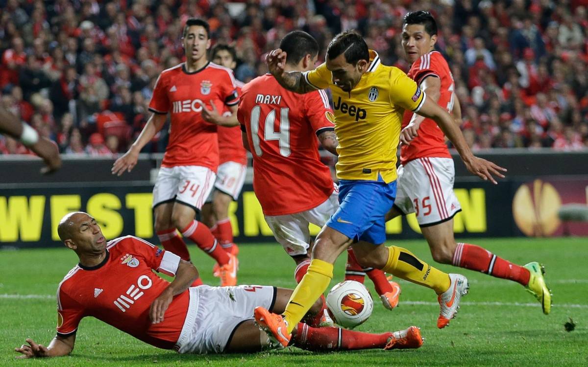 Carlos Tevez supera Luisao e va a segnare il gol del momentaneo pareggio bianconero