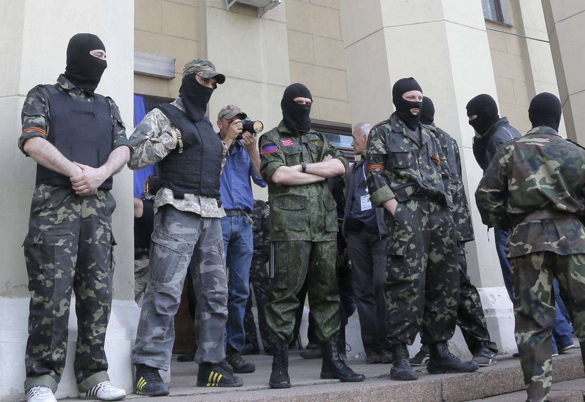 Filorussi presidiano la sede della tv di Stato a Donetsk, occupata ieri