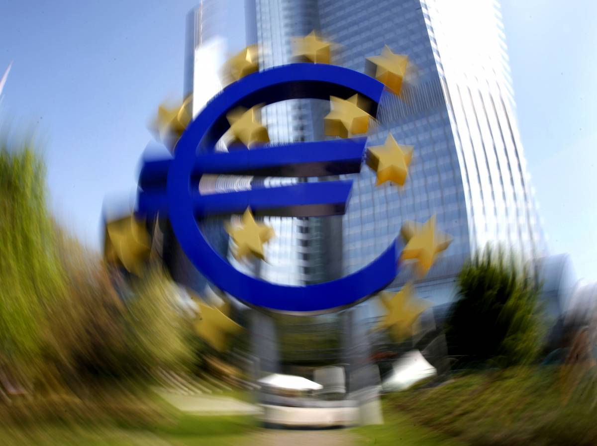 Euro, il Cav propone: "Creiamo e stampiamo una seconda moneta"