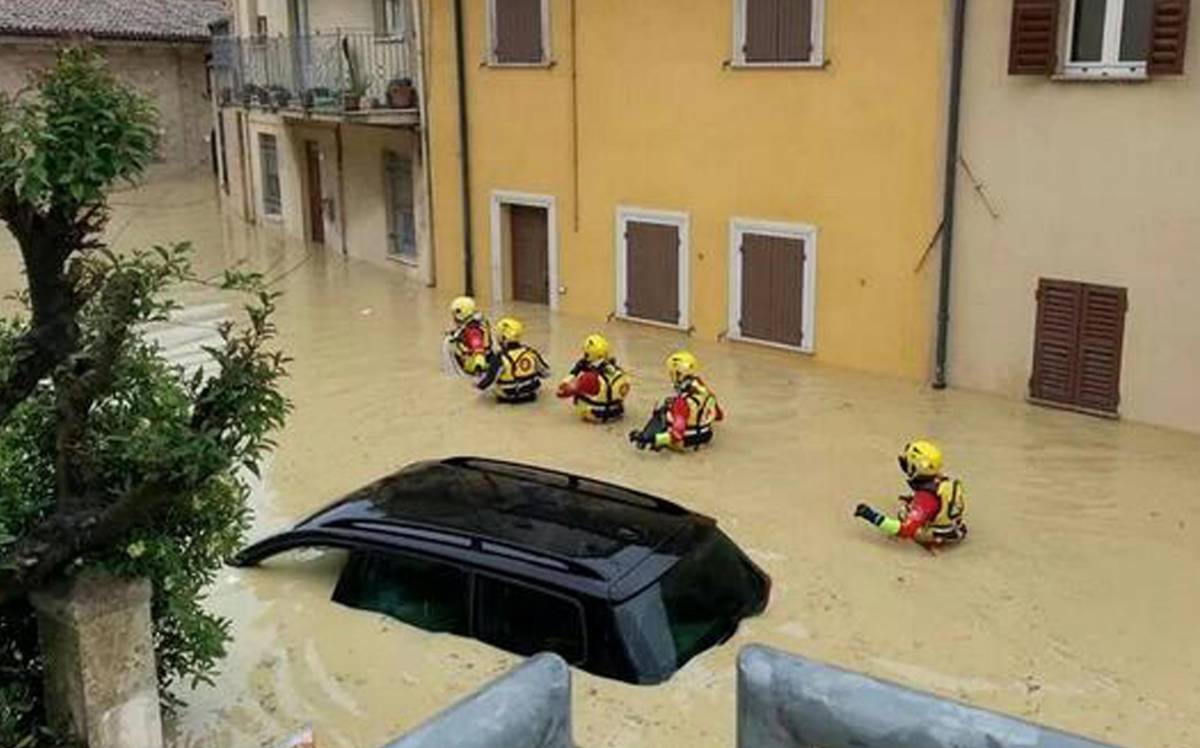 L'alluvione frena i soccorsi. Due morti nelle Marche