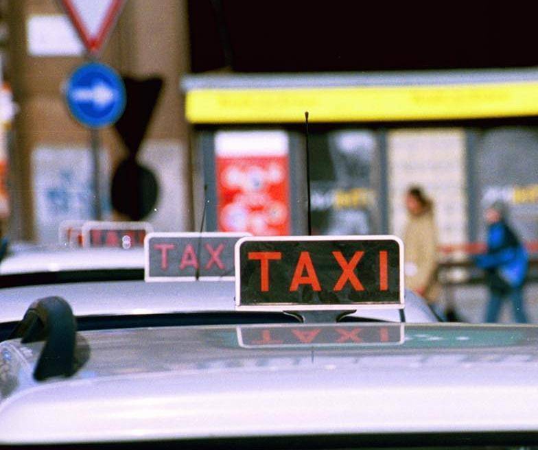 Genova, lo "scuola taxi" sostituirà gli autobus?