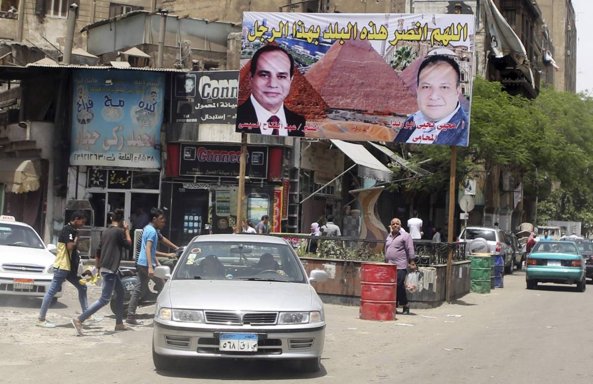 Un manifesto con il volto di Abdel Fath al-Sisi in una strada della periferia del Cairo
