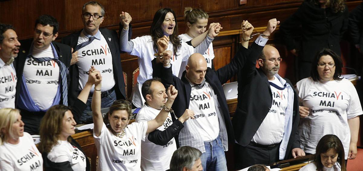 Lavoro, il Senato dà la fiducia: proteste azzurre, M5S in manette