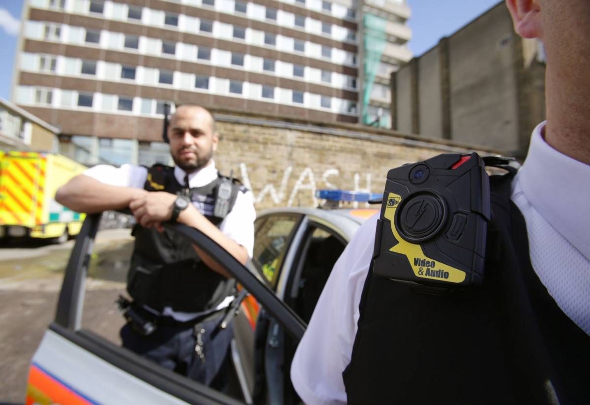 Un poliziotto con una telecamera sulla divisa