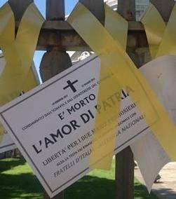 Fratelli d'Italia per i marò: monumento listato a lutto