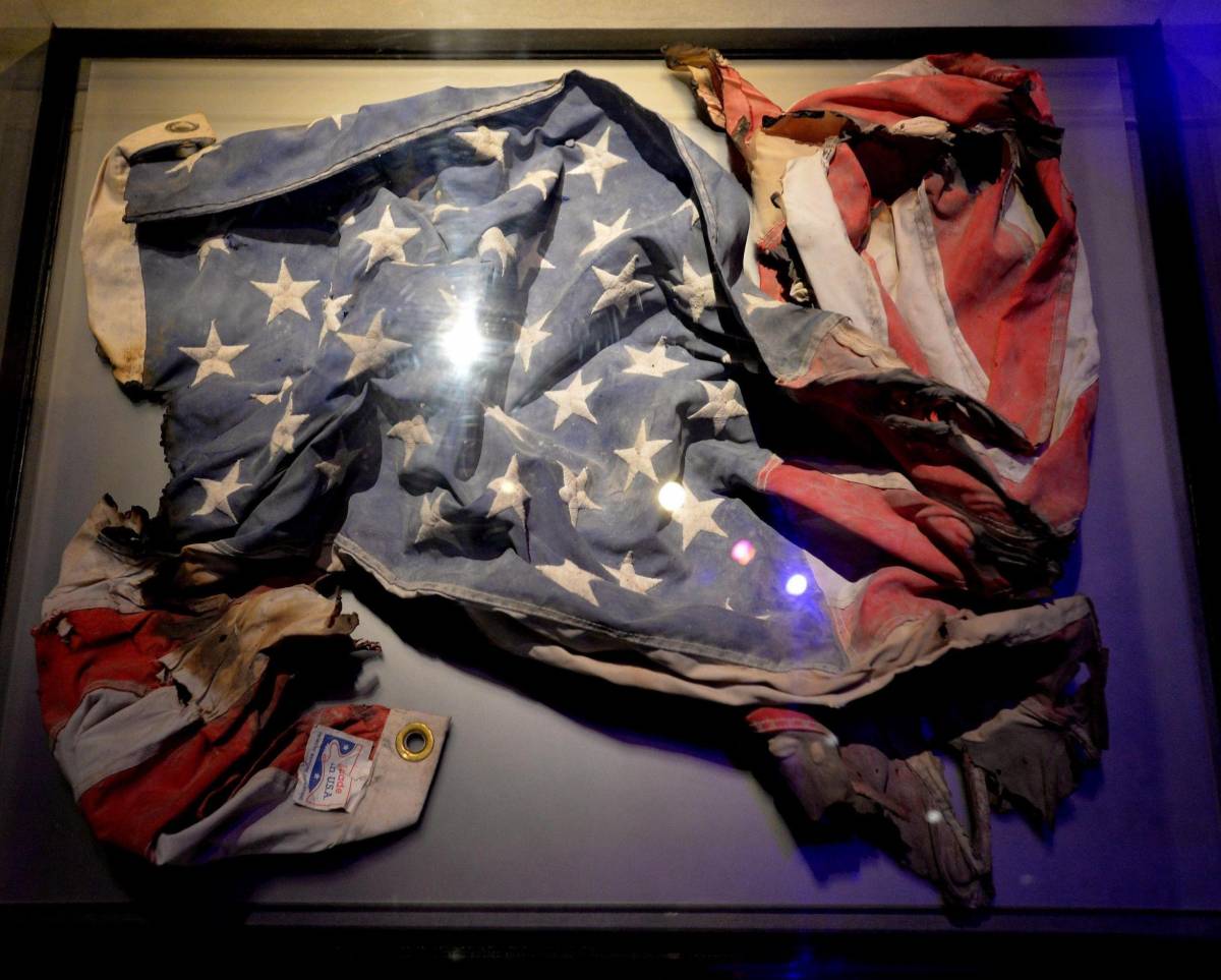 La bandiera Usa bruciata a Ground Zero