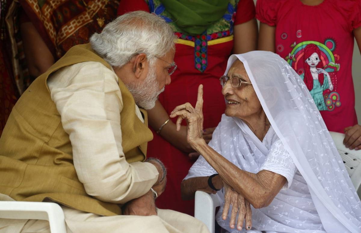 Narendra Modi in visita dalla madre 90enne dopo i risultati preliminari