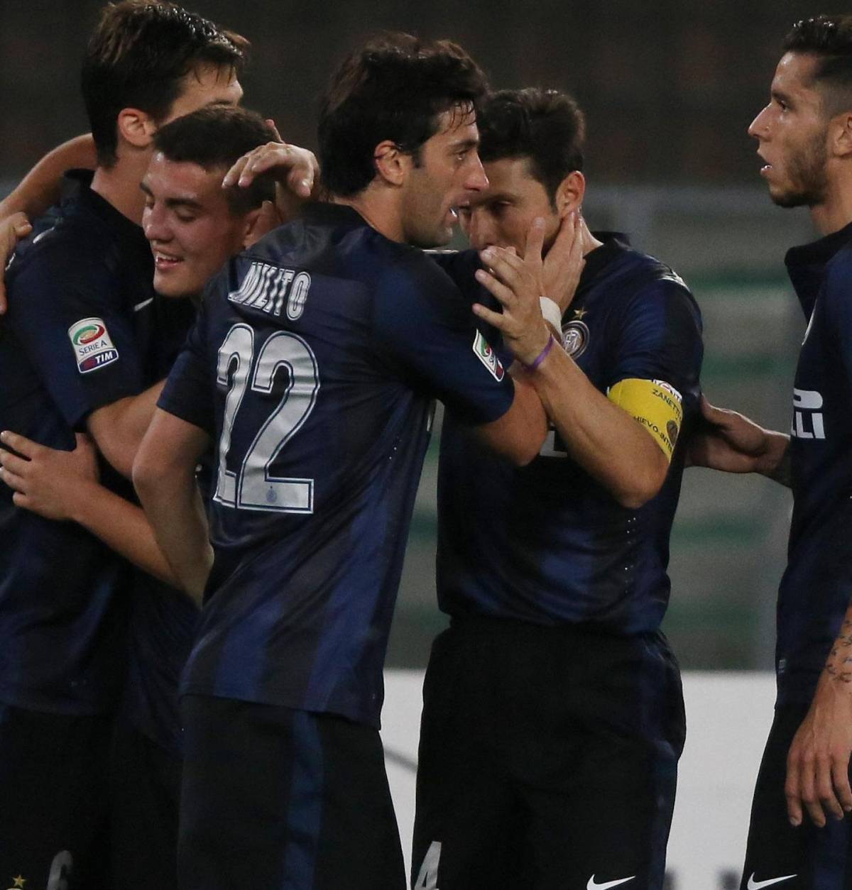 Milito abbraccia Zanetti: la storia dell'Inter